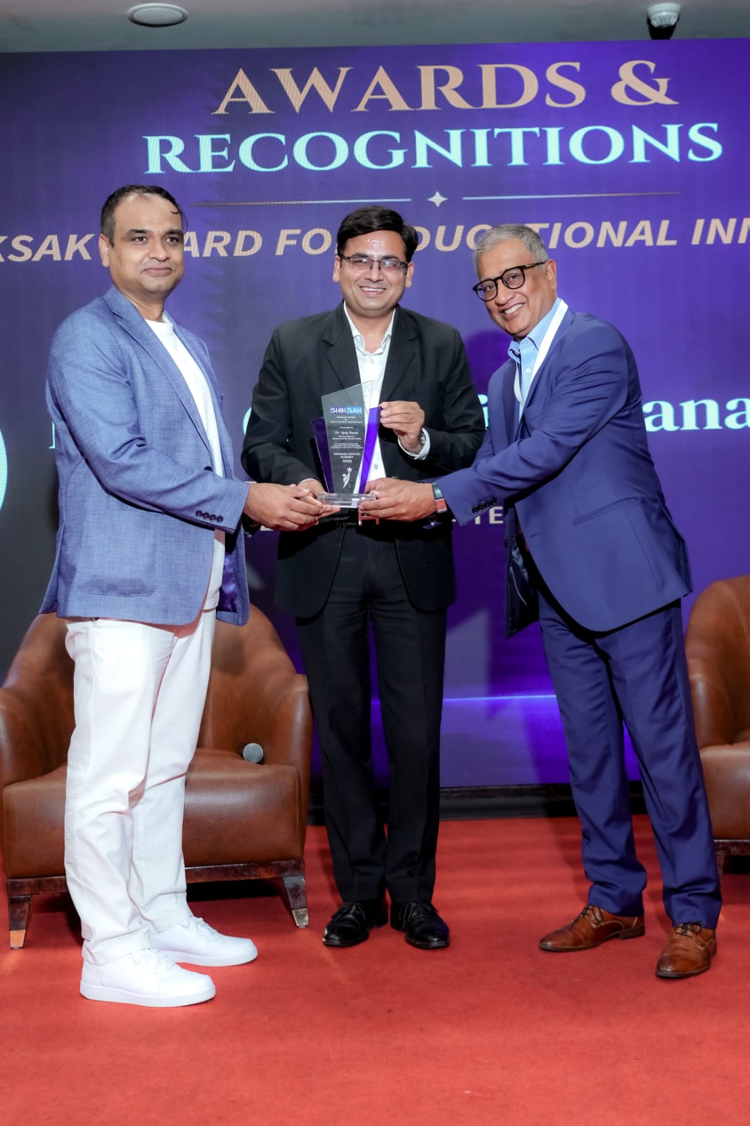 Dr Ajay Rana receiving Shikshak Samman award